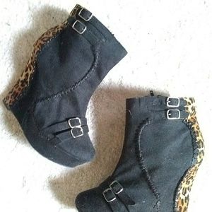 Belted leopard Booties